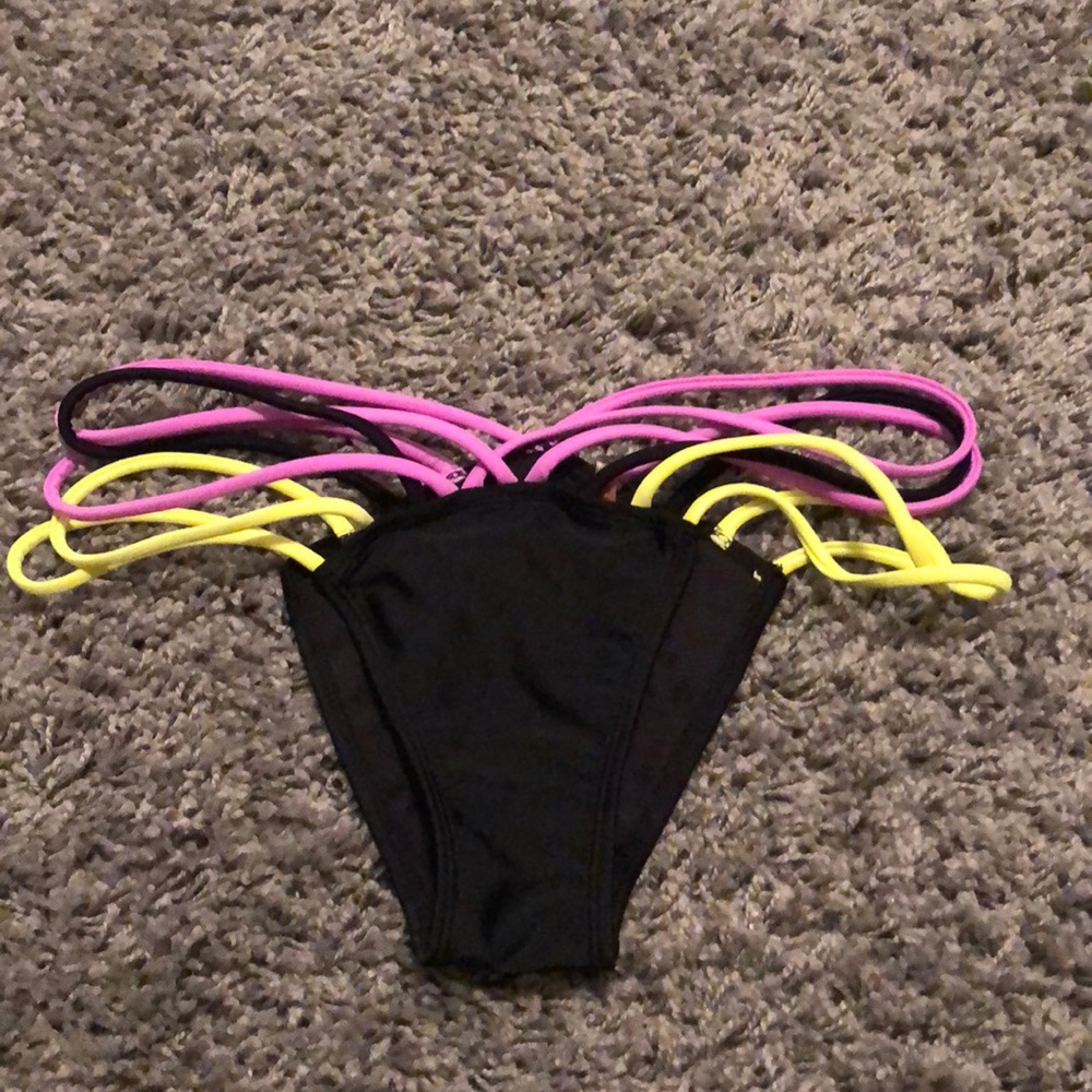 Strappy bikini bottoms